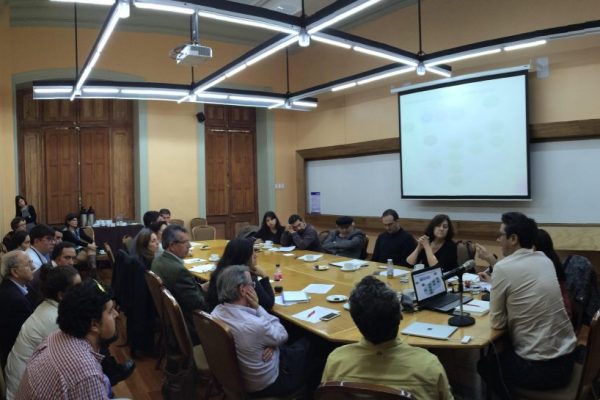 Roberto Moris y Carolina Martínez realizaron taller que forma parte del ciclo 2016 del concurso del Centro de políticas Públicas UC