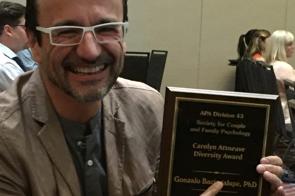 Investigador de CIGIDEN Gonzalo Bacigalupe recibió premio a la trayectoria de la American Psychological Association