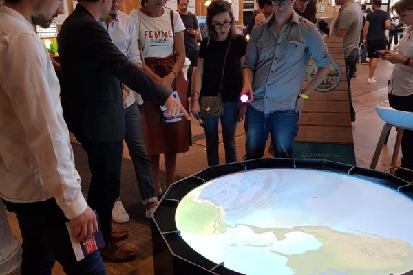 Chilenos enseñan sobre tsunamis en feria digital en París