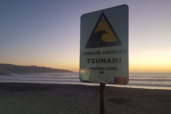¿Cómo influye la morfología de las ciudades costeras en una evacuación en caso de tsunami?