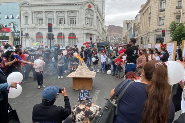 Erupción de un volcán a escala, talleres infantiles y vuelo de dron destacan en primera feria científica sobre volcanes en Chile