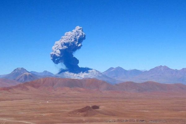 Hola a todos, acá Volcán Lascar… ¡Erupción!