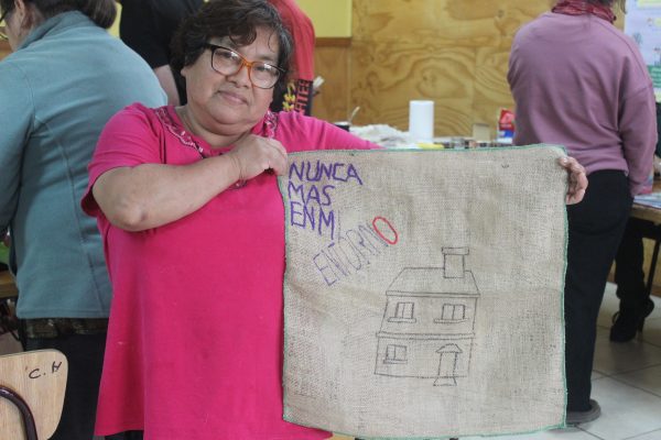 Vecinas de la Villa Camilo Henríquez participan en taller de DESARTES sobre la memoria del incendio